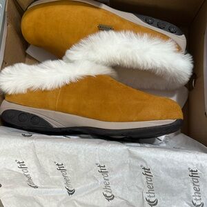 Therafit Tan Slippers with White Fur
